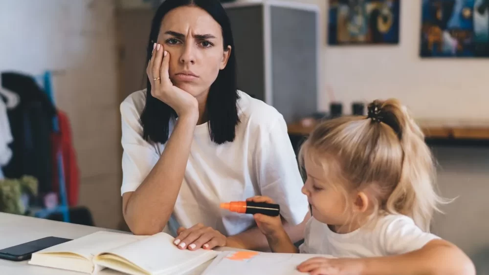 Social media parenting trends, like “FAFO parenting,” turn parenting into an identity marker, signaling moral values and amplifying social comparisons and anxiety about “doing it right.” Photo: Gaudi Lab/Canva